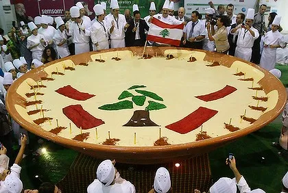 Lebanese Chefs Made a 2 Ton Hummus Plate